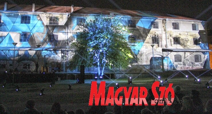 Az Újvidék 2021 EKF Alapítvány Kaleidoskop projektuma a hétvégén zárult, látványos, multimediális, fényjátékot láthattunk a Duna partján lévő, Cseh raktár falára vetítve. Az ilyen és hasonló, művelődési „mazsolák” egyre gyakoribbak a székvárosban, a kultúra „beleszövődik” a hétköznapokba, ez az irányzat lesz jellemző a városra az elkövetkező 2-3 évben.(Ótos András felvétele)