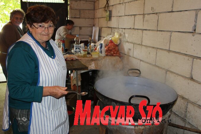 Több mint 100 vendégre főztek a maradéki asszonyok (Szabó Nóra felvétele)