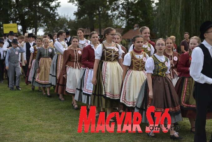A táncosok díszes felvonulása (Gergely Árpád felvétele) A táncosok díszes felvonulása (Gergely Árpád felvétele)