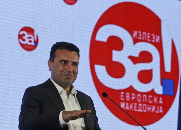 Zoran Zaev tegnap közölte, kormánya a parlamentben kezdeményezi a tervezett névátalakítás megszavazását. Ha kezdeményezése megbukik, előrehozott választást írnak ki (fotó: AP/Beta)