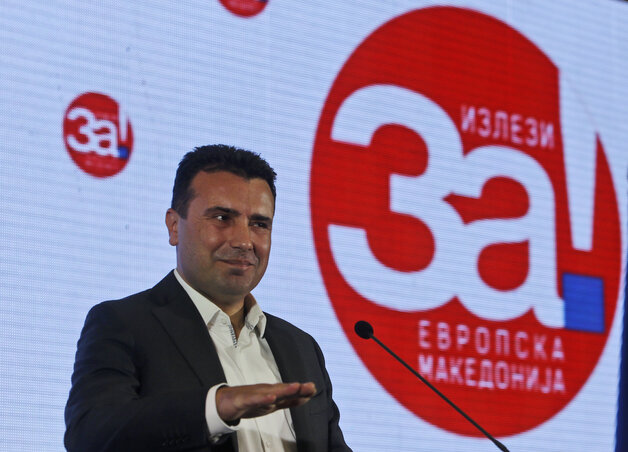 Zoran Zaev tegnap közölte, kormánya a parlamentben kezdeményezi a tervezett névátalakítás megszavazását. Ha kezdeményezése megbukik, előrehozott választást írnak ki (fotó: AP/Beta) Zoran Zaev tegnap közölte, kormánya a parlamentben kezdeményezi a tervezett névátalakítás megszavazását. Ha kezdeményezése megbukik, előrehozott választást írnak ki (fotó: AP/Beta)
