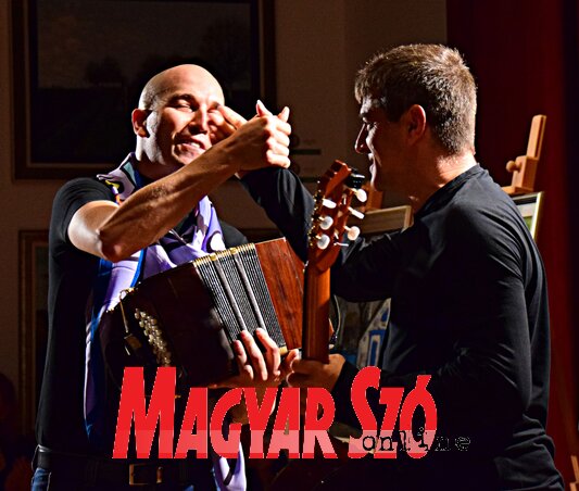 El Tan(g)o duó: Mario Stefano Pietrodarchi bandoneón- és Luca Lucini gitárművész (Bozsoki Valéria felvétele) El Tan(g)o duó: Mario Stefano Pietrodarchi bandoneón- és Luca Lucini gitárművész (Bozsoki Valéria felvétele)