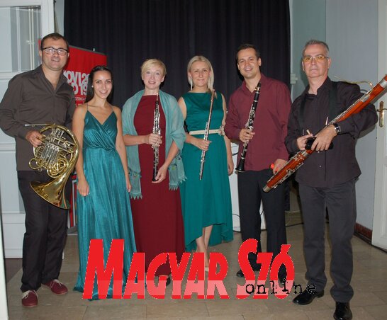 Az Újvidéki Fúvósnégyes – Ksenija Mijatović Korom (fuvola), Veronika Antunović (oboa), Kristian Boroš (klarinét), Goran Marinković (fagott), Mirko Maric (horna) –Sanja Lukovac zongorakíséretében koncertezett (Bozsoki Valéria felvétele) Az Újvidéki Fúvósnégyes – Ksenija Mijatović Korom (fuvola), Veronika Antunović (oboa), Kristian Boroš (klarinét), Goran Marinković (fagott), Mirko Maric (horna) –Sanja Lukovac zongorakíséretében koncertezett (Bozsoki Valéria felvétele)