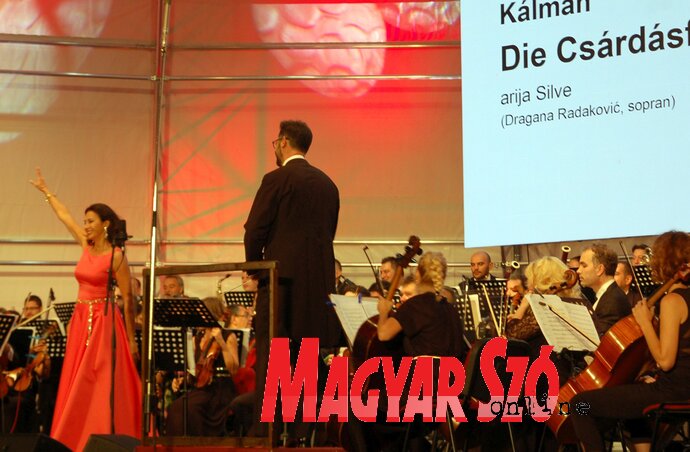 Dragana Radaković Szilvia belépőjét énekelte Kálmán Imre Csárdáskirálynő c. operettjéből (Bozsoki Valéria felvétele) Dragana Radaković Szilvia belépőjét énekelte Kálmán Imre Csárdáskirálynő c. operettjéből (Bozsoki Valéria felvétele)