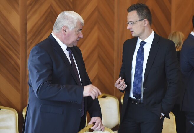 Szijjártó Péter (jobbról) Érsek Árpád szlovák közlekedésügyi miniszterrel beszélget (fotó: MTI)