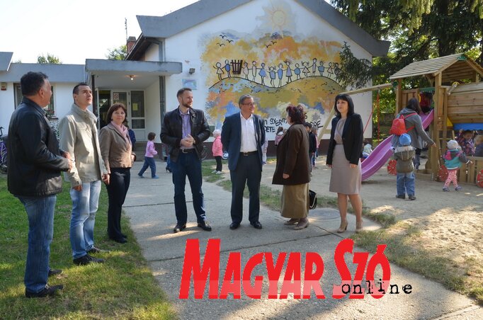 De Negri Ibolya és Nyilas Mihály megtekintik az új játszóteret (Lakatos János felvétele)