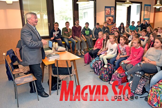 Dudás Károly gyerekkori élményeiről is beszámolt a diákoknak (Fotó: Gergely Árpád)