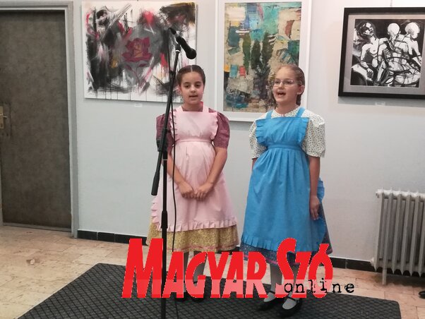 Kolozsi Anna és Korponai Réka a kiállításmegnyitón (Fotó: Lukács Melinda)