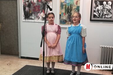 Kolozsi Anna és Korponai Réka a kiállításmegnyitón (Fotó: Lukács Melinda)