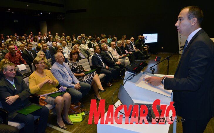 Vuk Radojević megnyitja a konferenciát (Fotó: Dávid Csilla)