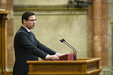 Gulyás Gergely, a Miniszterelnökséget vezető miniszter felszólal a Magyarország szuverenitásának megvédéséről és a Magyarországgal szembeni rágalmak visszautasításáról szóló vitában (MTI Fotó: Bruzák Noémi)
