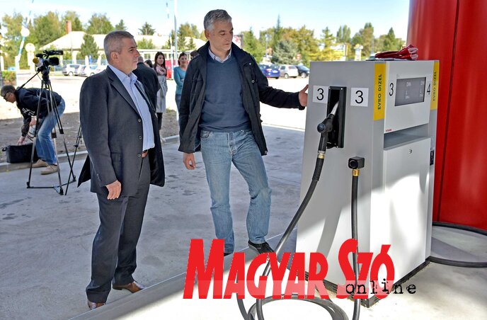 Bogdan Laban és Aleksandar Aleksić megtekinti az új töltőállomást (Fotó: Gergely Árpád)