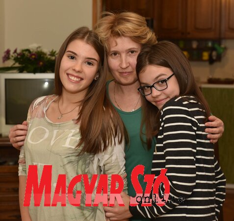 Bancsi Noémi és Kata édesanyjukkal (Ótos András felvétele)