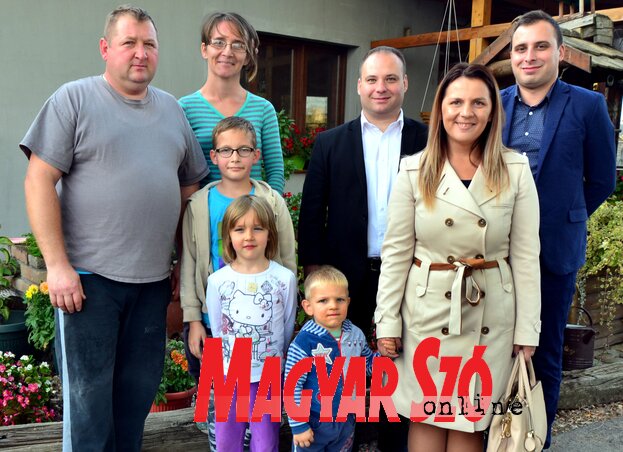 Sós Attila, Sandra, Viktor (10), Anett (5) és Noel (3), a látogatók társaságában (Dávid Csilla felvétele)