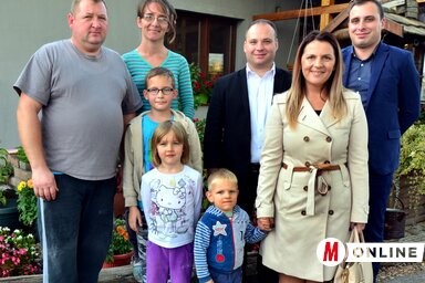 Sós Attila, Sandra, Viktor (10), Anett (5) és Noel (3), a látogatók társaságában (Dávid Csilla felvétele)