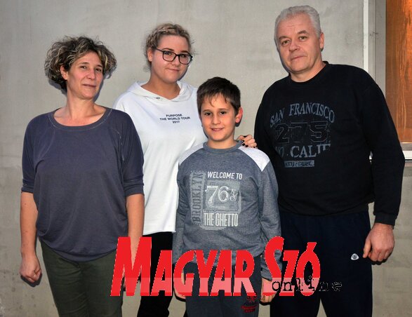 Fincsúr Melita, Emese (17), Zsolt (10) és Ferenc (Dávid Csilla felvétele)