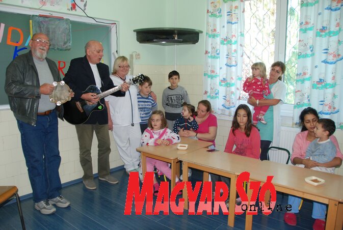 Örültek a gyerekek a Zenegér fellépésének (Homolya Horváth Ágnes felvétele)
