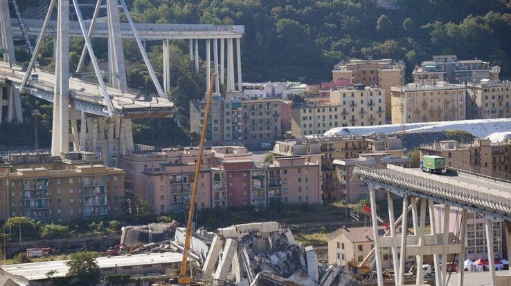 A Morandi híd leomlásakor 43-an meghaltak, több százan kényszerültek elhagyni otthonukat (fotó: Luca Zennaro/EPA/MTI)