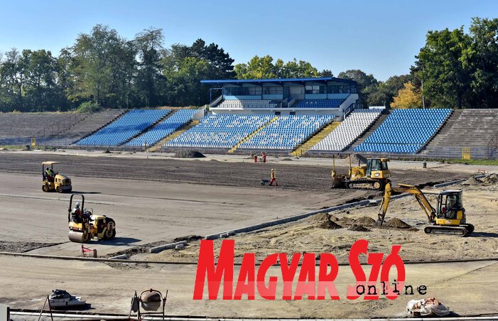 Jelenleg is nagy intenzitással folynak a munkálatok a Városi Stadionban (Gergely Árpád felvétele) Jelenleg is nagy intenzitással folynak a munkálatok a Városi Stadionban (Gergely Árpád felvétele)