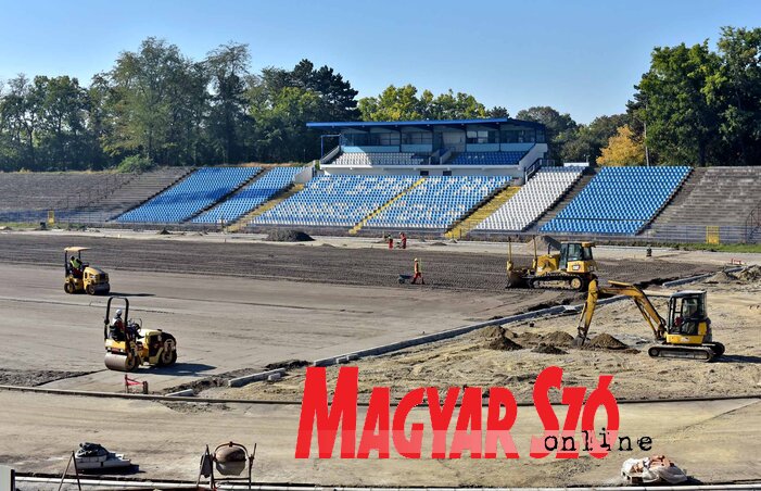 Jelenleg is nagy intenzitással folynak a munkálatok a Városi Stadionban (Gergely Árpád felvétele)