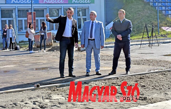Bogdan Laban, Nemanja Simović, valamint Tóth Róbert, a Stadion Kommunális Közvállalat igazgatója megtekinti a stadionban folyó munkálatokat (Gergely Árpád felvétele) Bogdan Laban, Nemanja Simović, valamint Tóth Róbert, a Stadion Kommunális Közvállalat igazgatója megtekinti a stadionban folyó munkálatokat (Gergely Árpád felvétele)