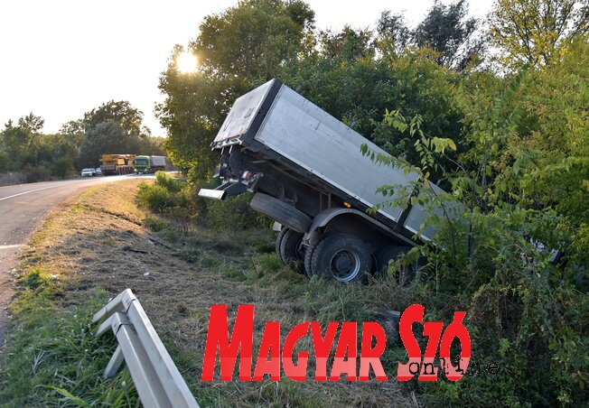 A kamion az öt méter mély árukba csúszott orral előre (Gergely József felvétele)
