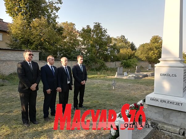 Fehér László, a VMSZ Intéző Bizottságának a tagja, Ótott Róbert tartományi mezőgazdasági titkárhelyettes, Patyi Lajos tartományi parlamenti képviselő és Újhelyi Nándor, a törökkanizsai képviselő-testület elnöke is koszorúzott (Fehér Rózsa felvétele)