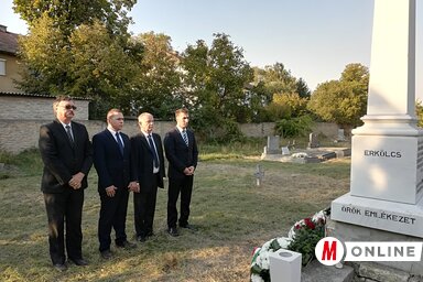 Fehér László, a VMSZ Intéző Bizottságának a tagja, Ótott Róbert tartományi mezőgazdasági titkárhelyettes, Patyi Lajos tartományi parlamenti képviselő és Újhelyi Nándor, a törökkanizsai képviselő-testület elnöke is koszorúzott (Fehér Rózsa felvétele)