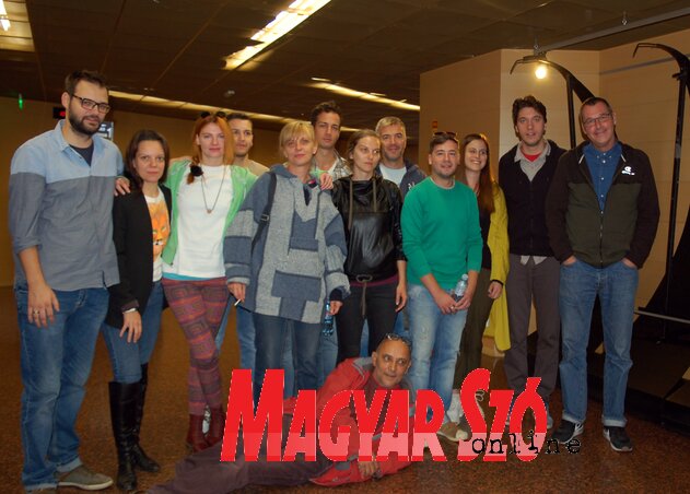 Az alkotógárda egy vidám csoportja a média tájékoztató után (Bozsóki Valéria felvétele)