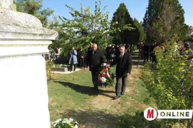 Az adai önkormányzat nevében Zoran Dragin és Búcsú Attila koszorúzott (Csincsik Zsolt felvétele)