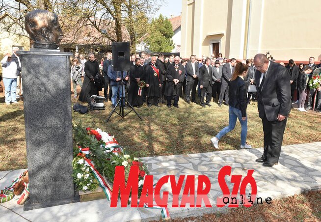 Pásztor István rója le kegyeletét (Ótos András felvétele)