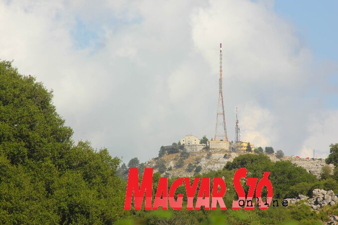 A hegycsúcs teljes ellentéte a szigetnek, csak itt-ott egy bokor (Diósi Árpád felvétele) A hegycsúcs teljes ellentéte a szigetnek, csak itt-ott egy bokor (Diósi Árpád felvétele)