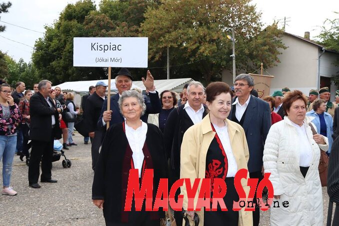 Felvonultak a község művelődési egyesületei, és fel is léptek (Puskás Károly felvétele) Felvonultak a község művelődési egyesületei, és fel is léptek (Puskás Károly felvétele)