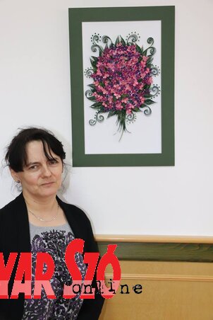A kézművesek is megjelentek. Az oromi Muhi Zsuzsanna quilling technikával dolgozik (Puskás Károly felvétele) A kézművesek is megjelentek. Az oromi Muhi Zsuzsanna quilling technikával dolgozik (Puskás Károly felvétele)
