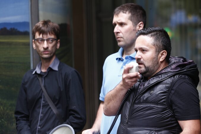 Goran Perišić beszél a tüntetésen (Fotó: Beta) Goran Perišić beszél a tüntetésen (Fotó: Beta)