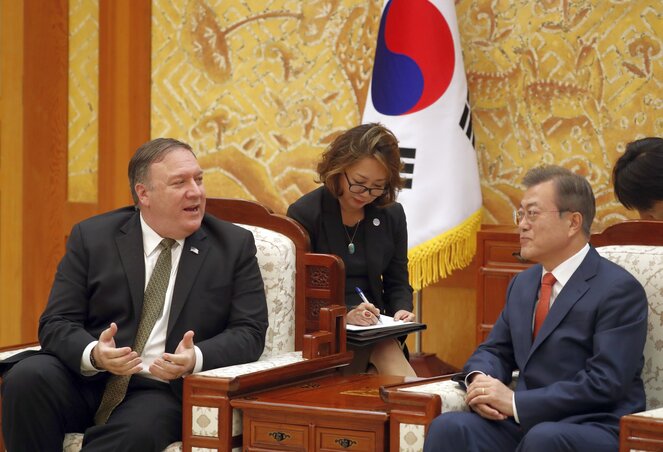 Pompeo beszámolt a találkozó eredményeiről Mun Dzse In dél-koreai elnöknek (fotó: Beta/AP) Pompeo beszámolt a találkozó eredményeiről Mun Dzse In dél-koreai elnöknek (fotó: Beta/AP)
