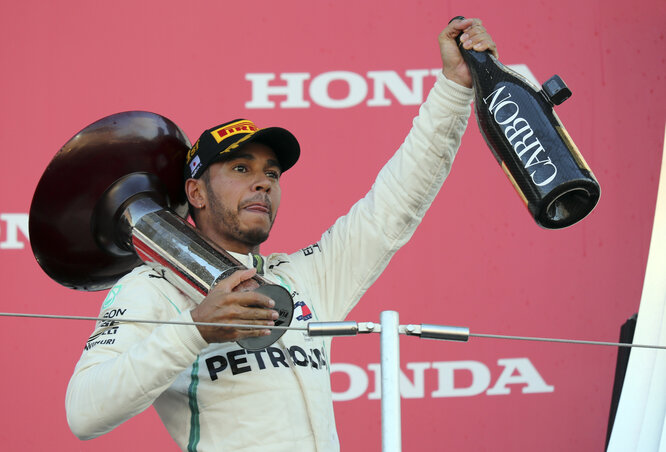 Hamilton az újabb trófeával