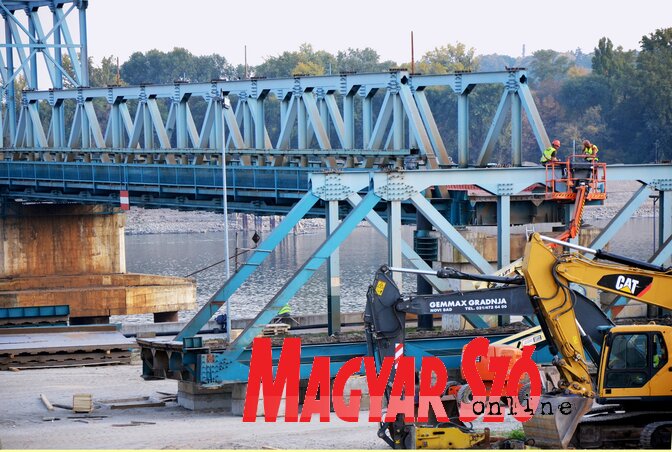 A hídbontás munkálatai Újvidéken (Dávid Csilla felvétele)