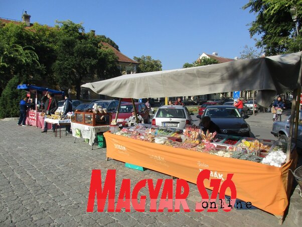 Mézes bábos, húsfeldolgozó, méhész és palacsintasütő egymás mellett (Fotó: Fekete J. József)