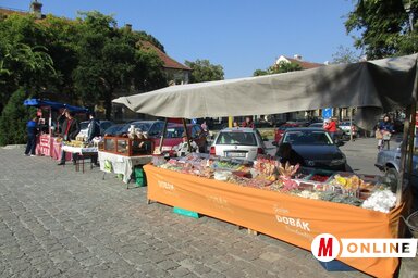 Mézes bábos, húsfeldolgozó, méhész és palacsintasütő egymás mellett (Fotó: Fekete J. József)