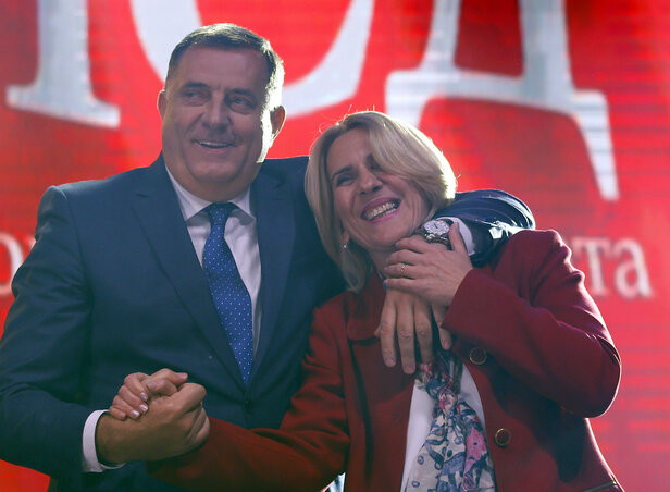 Milorad Dodik és Željka Cvijanović együtt ünnepli a választási sikert (fotó: AP/Beta)