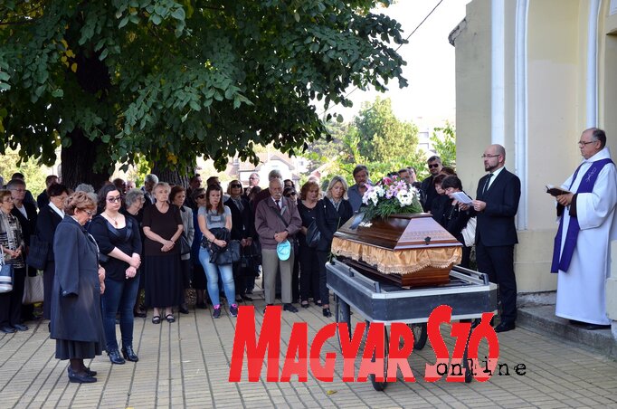 A gyászszertartást Harmath Károly ferences atya vezette, búcsúbeszédet Szakács Áron felelős szerkeszttő mondott (Dávid Csilla felvétele)