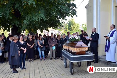 A gyászszertartást Harmath Károly ferences atya vezette, búcsúbeszédet Szakács Áron felelős szerkeszttő mondott (Dávid Csilla felvétele)