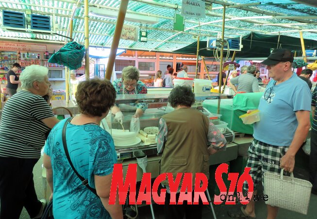 Mindig nagy a forgalom Balázs Piri Márta asztalánál (Patyi Szilárd felvétele) Mindig nagy a forgalom Balázs Piri Márta asztalánál (Patyi Szilárd felvétele)
