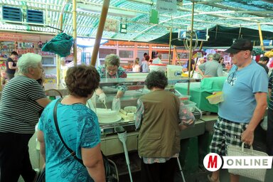 Mindig nagy a forgalom Balázs Piri Márta asztalánál (Patyi Szilárd felvétele)