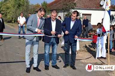 Nikola Lukač, Nebojša Rakić és Fejsztámer Róbert az útátadáskor (Puskás Károly felvétele)