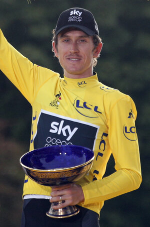 Geraint Thomas az ellopott trófeával (Fotó: Beta/AP)
