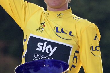 Geraint Thomas az ellopott trófeával (Fotó: Beta/AP)