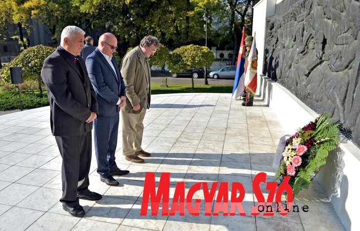 Maksim Bakrač, Veljko Vojnić és Milan Popović, Szabadka Város Önálló Szakszervezetei Szövetségének elnöke elhelyezi a megemlékezés virágait (Gergely Árpád felvétele)