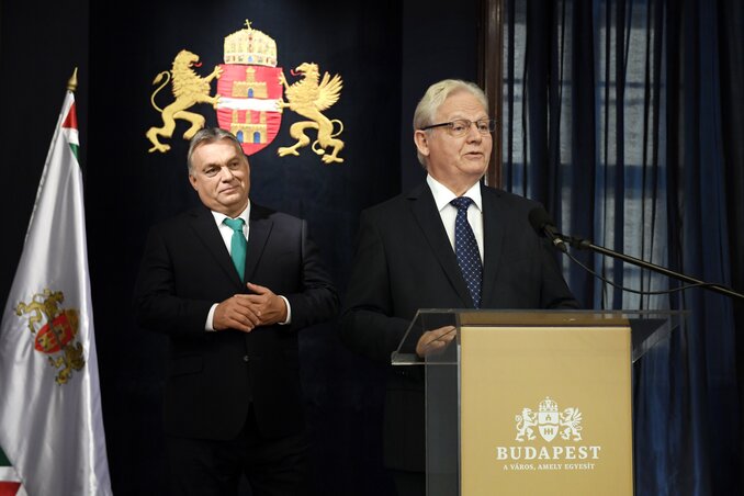 Tarlós István, mögötte Orbán Viktor (fotó: MTI) Tarlós István, mögötte Orbán Viktor (fotó: MTI)